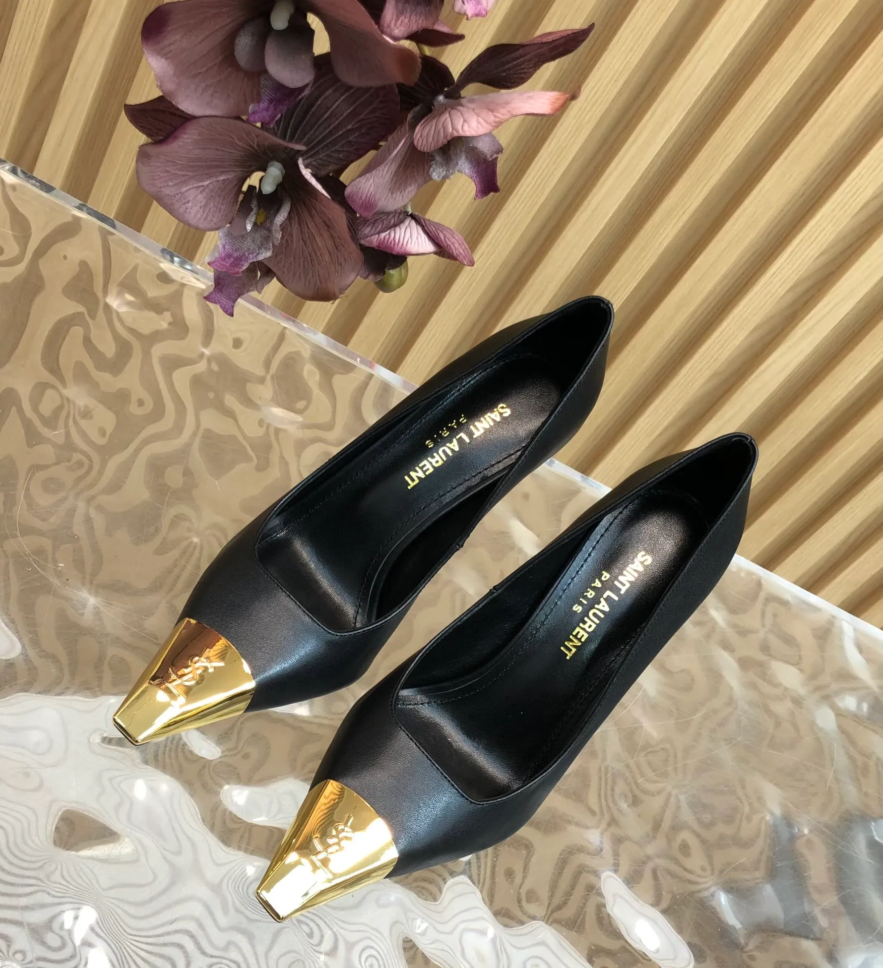 👟👟Ex-factory price 600👟👟 Top quality Saint Laurent/Yves Saint Laurent Lee metal buckle single shoes, YSL sister's beautiful high heels, and the small square toe of the same style as Saint Laurent Rose. The high heels are very good at modifying the foot shape, and the luxurious metal chain. In recent years, SLP has become more and more understanding of women in high heels. It has eliminated the embarrassing design impression of waterproof platform models. YSL's beautiful high heels. Upper: imported patent leather/cowhide. Sole: Genuine leather outsole Heel height approximately: 11cm Size 35-39 (40, 41 customized, non-returnable and non-exchangeable)